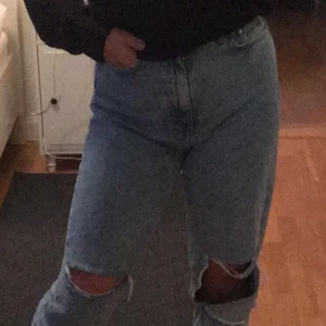slitna mom jeans - Ett par slitna mom jeans, byxorna är ”pösigare” i verkligheten. Säljer för kommer aldrig till använding längre 😌