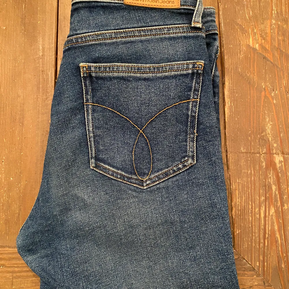 Högmidjade Skinny Calvin Klein Jeans i fint skick. De är W25 och L31. Nypris: 1400kr. Säljer för 300kr budgivning ökar med minst 20kr, köpare står för frakt. . Jeans & Byxor.