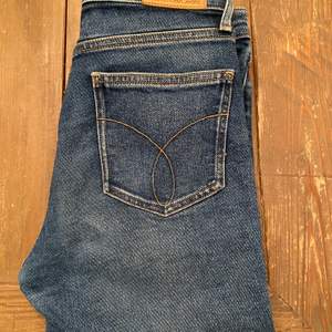 Högmidjade Skinny Calvin Klein Jeans i fint skick. De är W25 och L31. Nypris: 1400kr. Säljer för 300kr budgivning ökar med minst 20kr, köpare står för frakt. 
