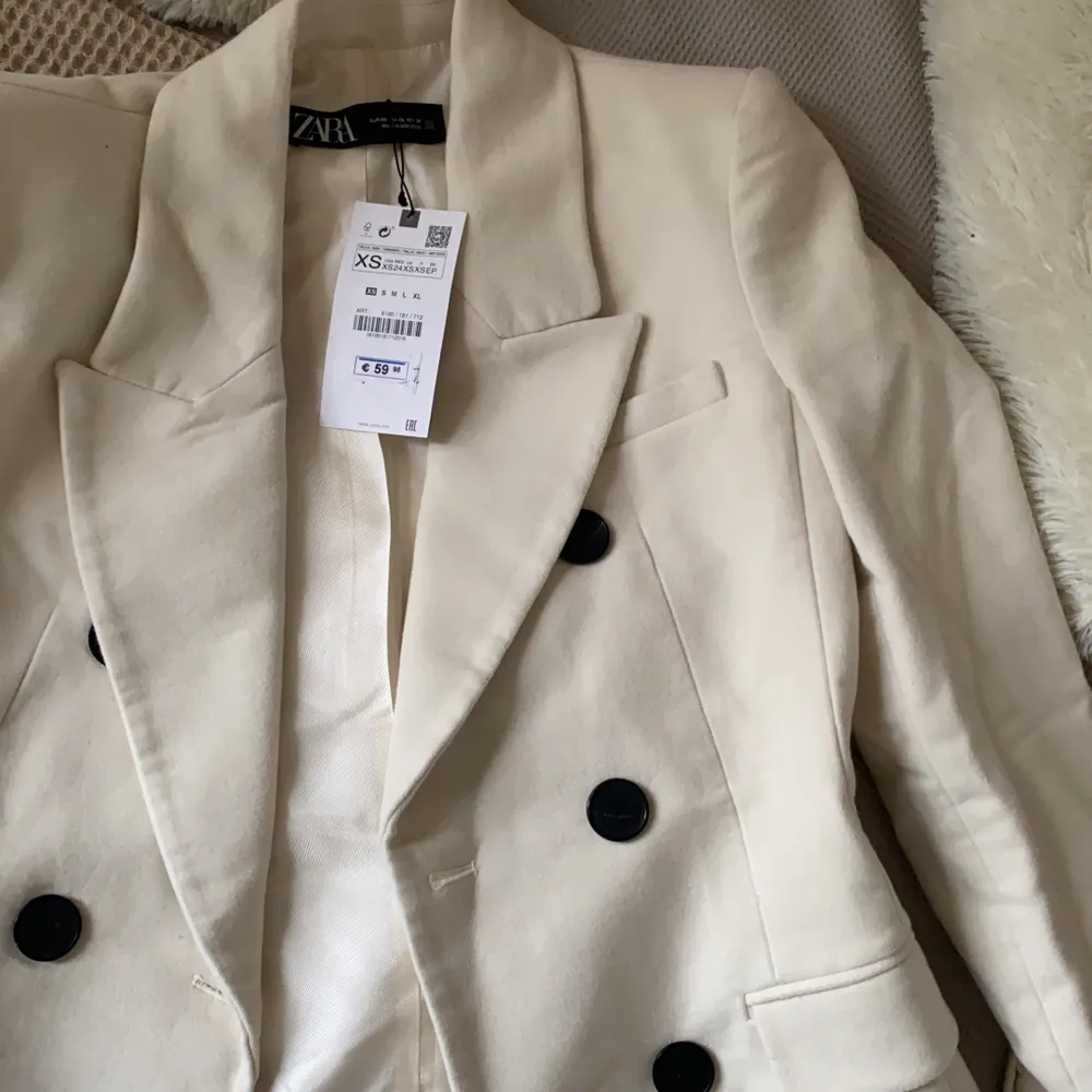 Skit snygg beige blazer ifrån zara!! Storlek XS men sitter oversized💗 helt ny, nypris 600kr✨. Kostymer.