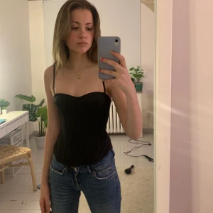 korsett topp - säljer denna så himla fina korsett toppen då den tyvärr sitter lite för tajt runt mina bröst (har B kupa, passar nog böst en A kupa). den är köpt från pretty little thing för ungefär 3 veckor sedan och jag har bara använt den på nyår! den formar kroppen så himla fint. går att justera storleken på banden där bak. om flera är intresserade så blir det budgivning. köptes för ungefär 280 kr