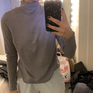 Beige polotröja från Bikbok - En polotröja i beige med öppen rygg från Bikbok, strl S. Använd endast ett par gånger så bra skick.