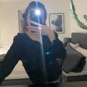 Blus - Superfin svart blus med vita prickar och volang vid brösten och händerna 🖤
