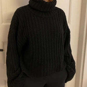 Ginatricot svart stickad turtelneck  - Size S. Modell på bilden 163cm. Nypris 399kr. Frakt tillkommer