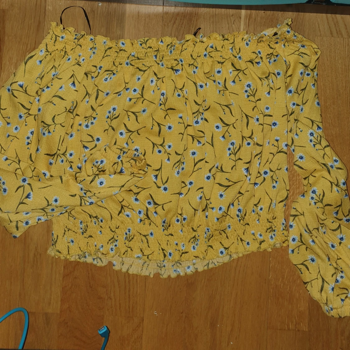 Gul off-shoulder blus med blomderaljer  - 90