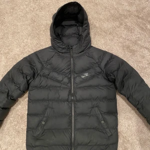Nike puffer jacket🖤🖤🖤🖤 - Svart nike jacka från stadium. Köpt för 899 kr förra året så jackan är i bra skick. Säljer för den inte kommer till användning längre!😇