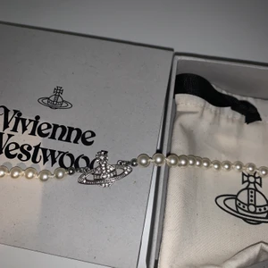 Vivienne Westwood mini bas relief choker Silver - VIVI pärl halsband, slutsålt, 1500kr, snälla slösa inte min tid om du inte har pengar. PRISET ÄR 1500kr. köpt på vivi westwoods hemsida