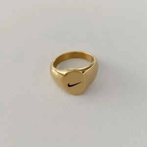 Nike ring - Guld Nike ring strl 8. Buda privat eller i kommentarerna 💓