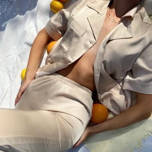 Matt silky pants - Super fina byxor från venderbys, sjön kvalite och helt perfekt till sommaren! Aldrig använda lappen finns kvar på byxorna. (Köparen står för frakten