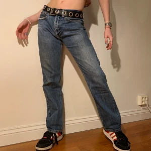 Vintage blå lågmidjade Levi’s 505 jeans  - Vintage lågmidjade raka Levi’s blue jeans i modellen 505, lite trasiga som en snygg extra detalj längst ner på ena benet och vid ena fickan 🧢 så snygga till baby tees eller croptops eller med en zip hoodie ovanpå med ett par stora  sneakers! W 31, L 32.  Alla priser är inkl. frakt och alla plagg är tvättas innan de skickas iväg