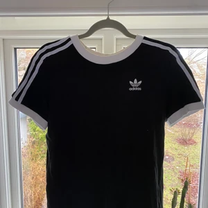 Adidas t-shirt svart - Storlek:34 dam frakt ingår ej i priset! Köpt för 299kr säljer för 49kr