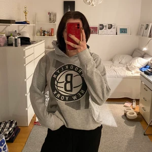 Grå hoodie med tryck - Grå hoodie med tryck där det står ”Brooklyn New York”. Ganska tunn, i gott skick och så skön! Storlek S men passar även M. Oklart vad märket är.