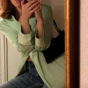 Y2k Ljusgrön satin-rock/ kofta - Väldigt 2000-tal lång pastellgrön satinkappa/rock/kofta i nyskick knappt använd