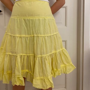 Pimkie gul kjol - Size ingen size tag men passar M. Modell på bilden 163cm. Nypris ??? Frakten tillkommer 