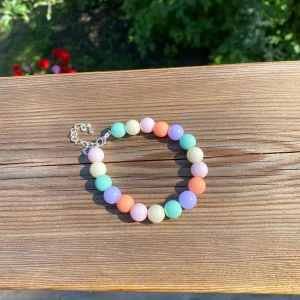 Pärlarmband  - Jättefint pärlarmband i olika färger! Storleken är 15cm + 4 cm förälänging men även elastiskt band! 🤍