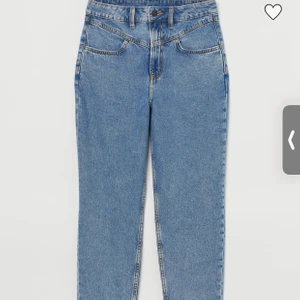 Mom jeans  - Säljer dessa nya jeans från HM, helt oanvända då jag typ inte fick på dom. Ordinarie pris 299 kr. Säljer för 85 kr då allt ska bort. Frakt tillkommer på 58-66 kr. Priset kan diskuteras