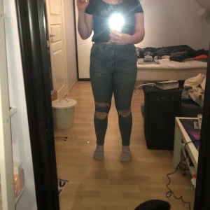 Perfect Jeans GinaTricot - Slitna jeans från Gina, användna men är fortfarande i fint skick! Köparen står för frakten OBS finns billigare frakt men paketet är isåfall inte spårbart