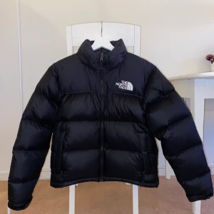 The North Face jacka stl M Dam - Säljer The North Face Jacka i superbra skick! Högsta bud gäller😃 Passar S/M. 1996 retro nuptse