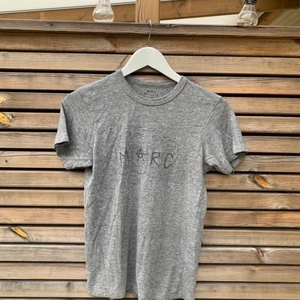 Marc Jacobs T-shirt - Fin grå tshirt i bra skick