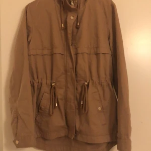 Vår Jacka  - Storlek EUR 38 US 6 CA 6 CN 165/88A MX 6 , den är i bra skick inga hål inga brännskador ingenting , ungefär 2år gammal , använd 3gånger 