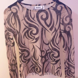 Mesh topp - Cool mesh topp från weekday! Använd max 2 ggr. Säljes pga ingen användning! Denna är fraktfri!💓