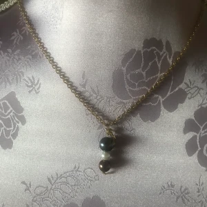 Halsband med guldkedja  - Halsband som jag gjort för många år sen, i fint skick. Kedjan är nickelfri. Mått 29 cm. Jag tar swish betalning. Jag är inte intresserad av byte 