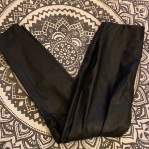 Skinnbyxor - Fina skinnbyxor från Zara!! Står storlek M men passar mig som är XS och 170 lång💗 skriv privat för mer bilder 💗