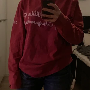 Tröja - Snygg röd långärmad tröja som är oversize, gillar den verkligen