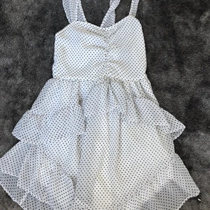 Klänning - Super söt sommarklänning från nakd i storlek 34. Ganska liten runt brösten så rekommenderar ej till någon som har större bröst. Superbra skick. Köparen står för frakt. Står ej för postnords slarv 🤎