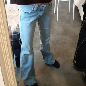 Lågmidjade jenas - Säljer ett par lågmidjade second hand jeans från Lee. Dem är ljusblåa och sitter bra på mig som är ca 160 cm lång. Verkligen jättefina.                                                                        BUDA I KOMMENTERERNA FRÅN 80 KR + FRAKT 