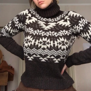 Så fin tjocktröja  - Superfin brun tjocktröja! Lite liten i axlarna på mig som är en S/M så passar nog bäst på en XS/S💓 Superfint skick☺️ FRI FRAKT :)