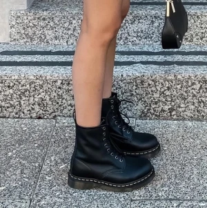 Dr. Martens - Äkta dr. Martens med foder. Säljer pga de är lite för små för mig tyvärr😕 Precis som nya, använda en gång. Köpta för 1800kr säljer för 800, priset går att diskutera
