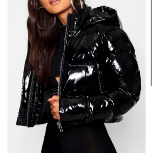 Puffer jacket - Helt oanvänd puffar jacket från Bohoo i storlek S, säljer eftersom den inte passade mig. Skriv för intresse💞