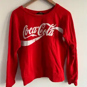 Helt oanvänd coca-cola tröja i perfekt skick. Ganska tunn men skönt slappt material. 
