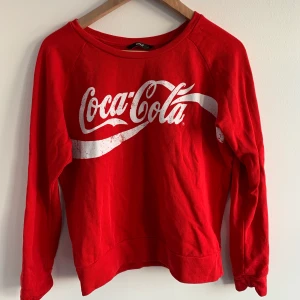 Coca-Cola sweater storlek S - Helt oanvänd coca-cola tröja i perfekt skick. Ganska tunn men skönt slappt material. 