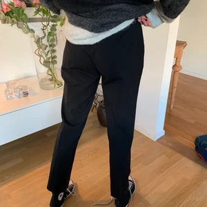 Acne kostymbyxa - Klassisk kostymbyxa från Acne i ullblandning. Nypris 2200:-. Använda men i bra skick. 