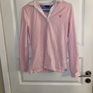 Rosa gant tröja - En rosa gant tröja. Använd fåtal gånger. Storleken är 170 cm men skulle säga att tröjan är som en S\M