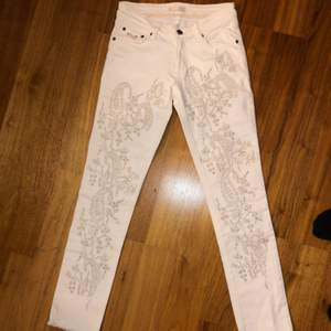Jag säljer dessa svin snygga vita Odd Molly jeans därför att dem inte kommer till användning, vilket är synd eftersom dem är så pass oanvända och fina! Inköpta för 2999kr. Jag har oftast S eller XS i jeans och skulle säga att dem passar perfekt för dej som är en S till XS. Dem är vita med broderat mönster. Mycket stretchiga och i väldigt bra skick! Frakt tillkommer, pris kan såklart diskuteras!
