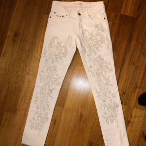 Äkta Odd Molly jeans! - Jag säljer dessa svin snygga vita Odd Molly jeans därför att dem inte kommer till användning, vilket är synd eftersom dem är så pass oanvända och fina! Inköpta för 2999kr. Jag har oftast S eller XS i jeans och skulle säga att dem passar perfekt för dej som är en S till XS. Dem är vita med broderat mönster. Mycket stretchiga och i väldigt bra skick! Frakt tillkommer, pris kan såklart diskuteras!