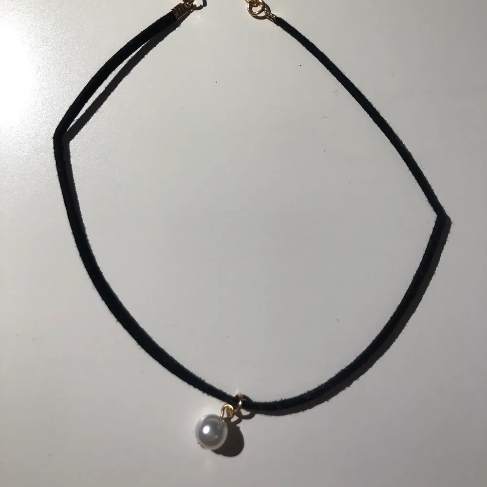 Ball choker från Ur & Penn, används aldrig då det inte är min stil. Köparen står för frakten OBS finns billigare frakt men paketet är isåfall inte spårbart!. Accessoarer.