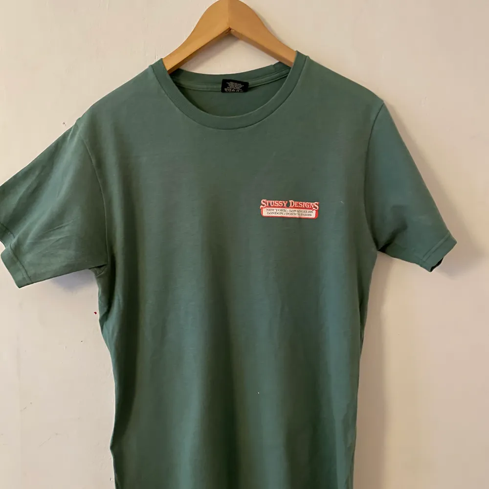 Grön Stussy t-shirt i storleken S. Köpte för ungefär ett år sedan och tyvärr var tröjan för liten :(. Därför säljer jag nu vidare den!! Ord. pris: 450. T-shirts.