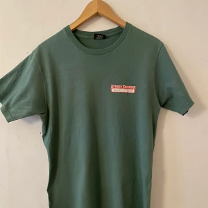 Stussy T-shirt - S - Grön Stussy t-shirt i storleken S. Köpte för ungefär ett år sedan och tyvärr var tröjan för liten :(. Därför säljer jag nu vidare den!! Ord. pris: 450