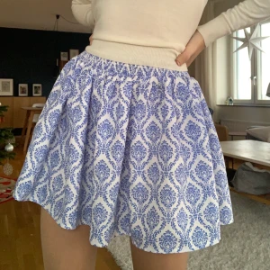 Mönstrad blå & vit kjol - Jag säljer min kjol i ett superfint blå&vitt mönster, passar perfekt till sommaren. Endast använd 2 gånger och är i mycket bra skick. Även om kjolen är i storleken S så är den mycket elastisk i midjan och passar därmed även större storlekar. 💞 köparen står för frakten men jag möter även upp i Lund💞 