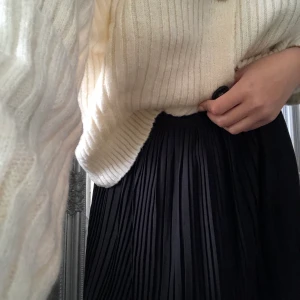 Plisserad kjol - Plisserad kjol som går till låren på mig (jag är 166 cm.) Stretchig i midjan, frakt tillkommer <3