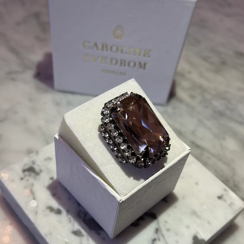 Säljer min Caroline Svedbom ring som aldrig är använd, orginalförpackning följer med! Butikspriset är 1495kr (från Carolinesvedbom.com) säljer för 750kr vilket är ett extremt bra pris!! För mer info/bilder skriv privat meddelande. . Accessoarer.