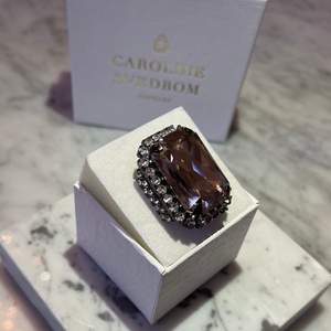 Säljer min Caroline Svedbom ring som aldrig är använd, orginalförpackning följer med! Butikspriset är 1495kr (från Carolinesvedbom.com) säljer för 750kr vilket är ett extremt bra pris!! För mer info/bilder skriv privat meddelande. 