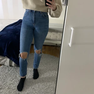 Blåa jeans från Gina tricot - Blåa jeans med hål för knäna i modellen leah och storleken 38💙 Köparen står för frakten, 62kr, eller så kan jag mötas i Gävle📬🤗 Pris 20kr exklusive frakt