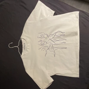 T-shirt från i S. - En vit T-shirt med ett snyggt motiv. Den är i storlek S och använd ett par gånger. ☺️