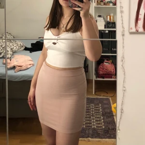 ljusrosa kjol - supersöt ljusrosa kjol💕 framhäver kroppsformen och sitter mycket behagligt. (jag på bilden är M)