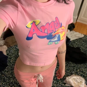 Topp - Supergullig crop topp med tryck. Storlek s. 90 inkl frakt💟❣️❣️